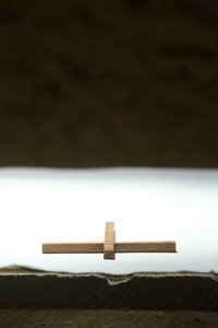 Kreuz auf einem Altar. Taizé-Gemeinschaft, Taizé, Frankreich von Unbekannt