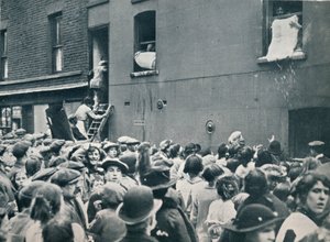 Menschenmenge beobachtet die Plünderung eines deutschen Hauses in Poplar, um 1914