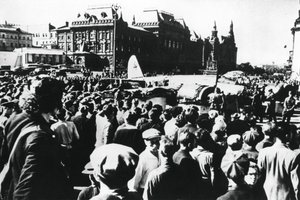 Menschenmengen um einen abgestürzten deutschen Bomber auf dem Sverdlov-Platz, Moskau, 1941 von Unbekannt