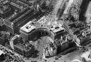 Menschenmengen versammeln sich in The Mall für die Parade der Farben, London von Unbekannt