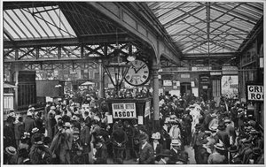 Menschenmengen im Waterloo-Bahnhof auf dem Weg zu den Ascot-Rennen, London von Unbekannt
