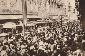 Menschenmengen auf der Oxford Street während des Feiertags nach der Krönung von König Georg VI., 1937