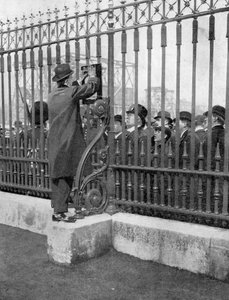 Menschenmengen vor dem Buckingham Palace warten auf Nachrichten über die Krankheit des Königs von Unbekannt