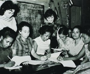 Kubarevolution: Frauen, die an den Bildungsprogrammen teilnehmen, die von Fidel Castros Alphabetisierungskampagne auf dem Land in den frühen 1960er Jahren eingerichtet wurden (s/w Foto) von Unbekannt