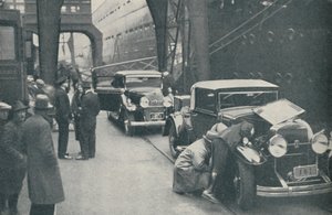 Zollbeamte untersuchen Autos in Southampton, 1937 von Unbekannt