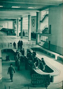 Zollbeamte untersuchen das Gepäck der Passagiere am Flughafen Le Bourget, Paris, 1937 von Unbekannt