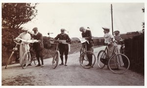 Radfahrer schauen auf Karten, um 1900
