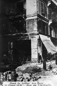 Schäden nach einem Angriff deutscher Gotha-Bomber, Paris, 11. März 1918 von Unbekannt
