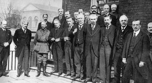 David Lloyd George, britischer Premierminister, mit einigen seiner Kollegen, 1917, 1936 von Unbekannt