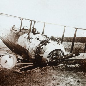 Toter Pilot in abgestürztem Salmson-Flugzeug, um 1914-1918 von Unbekannt