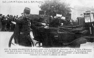 Auszeichnung eines französischen Soldaten mit der Ehrenlegion, um 1910 von Unbekannt