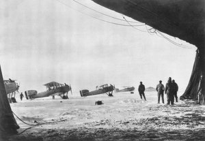 Abflug französischer Breguet-Flugzeuge zu einer Aufklärungsmission im Winter, 1914-1918 von Unbekannt