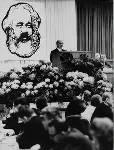 Der Vorsitzende des Staatsrates der Deutschen Demokratischen Republik Walter Ulbricht bei einer Tagung anlässlich des 150. Geburtstages von Karl Marx. Berliner Kongresshalle. 2. Mai 1968 von Unbekannt