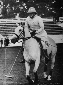 Trotz schwerer Verantwortung konnte das Lieblingsspiel Polo nicht vernachlässigt werden von Unbekannt