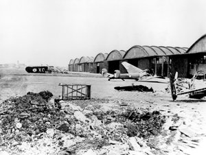 Zerstörte Flugzeuge auf dem Flugplatz Le Bourget, deutsch besetztes Paris, Juli 1940 von Unbekannt