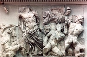 Detail vom Großen Fries des Pergamonaltars, 180-159 v. Chr. von Unbekannt