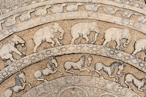 Detail; historisches Steinrelief; Mondstein mit Tierdarstellungen; Elefanten; Pferde; Stein auf einer Treppe; Ratshalle von König Parakrama Bahu I; Innenstadtbezirk; Polonnaruwa; Sri Lanka; Asien von Unbekannt