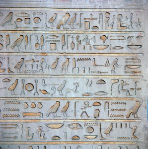 Detail ägyptischer Hieroglyphen von einer Grabstele