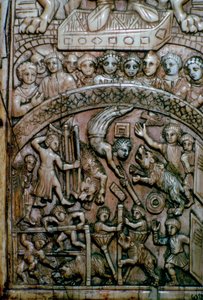 Detail eines Blattes eines byzantinischen Elfenbeindiptychons, das Männer und Bären im Zirkus zeigt