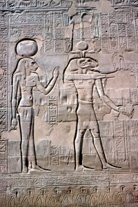 Detail eines Reliefs von Sekhmet und Knum, Tempel von Khnum, ptolemäische und römische Perioden