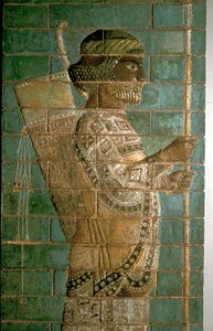 Detail eines Reliefs, das einen Bogenschützen der persischen Königsgarde zeigt, Palast von Darius I., Susa, ca. 500 v. Chr. von Unbekannt