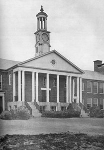 Detail des Eingangsfronts, Bird School Elementary und Junior High, Walpole, Massachusetts von Unbekannt