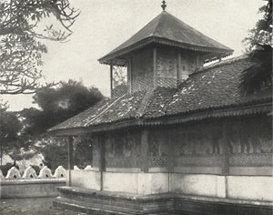 Dewale s. Tafel 58 bei der Dagoba des Heiligen Zahnes in Kandy, 1926
