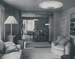 Ess- und Wohnzimmer, nur durch schwere Vorhänge in einem attraktiven modernen Gewebe getrennt, 1942 von Unbekannt