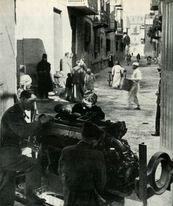 Verstreut in den Hinterstraßen von Kairo ist eine ganze kleine Industrie, 1942-1943 von Unbekannt