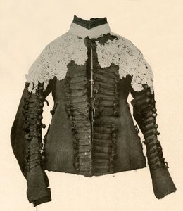 Wams aus schwarzem Stoff mit Seidenborte und Häkelknöpfen, 17. Jahrhundert, 1937 von Unbekannt