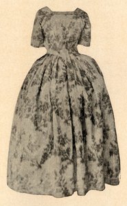 Kleid aus Buff-Chine-Seide, getragen von Lady Stuart in der Kolonie Barbados, um 1700, 1937 von Unbekannt