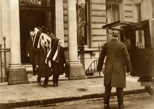 Der Sarg von Earl Haig wird aus dem Haus getragen, in dem er starb, London, 29. Januar 1928 von Unbekannt