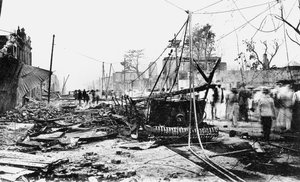 Erdbebenschäden und ein verbranntes Auto, King Street, Kingston, Jamaika, 1907