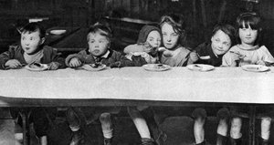 Kinder aus dem East End werden von einer Wohltätigkeitsorganisation gefüttert, London, 1926-1927 von Unbekannt