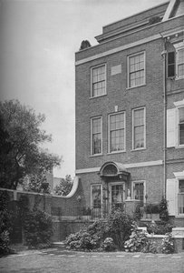 Ostfront mit Terrasse und Gartentor, Haus von Mrs. WK Vanderbilt, New York City, 1924 von Unbekannt