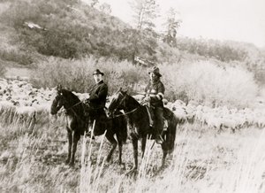 Edd Ladd, Vollblut-Apache, von der Jicarilla-Reservation, New Mexico, mit Indianerkommissar Cato Sells, zu Pferd 1920 (Foto)