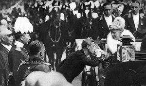 Edward VIII. begrüßt Königin Mary in Windsor, 1936 von Unbekannt
