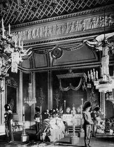 Edward VII. aufgebahrt, Thronsaal, Buckingham Palace, London, 1910 von Unbekannt
