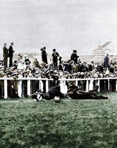 Emily Davison wirft sich vor das Pferd des Königs während des Derbys, Epsom, Surrey, 1913 von Unbekannt