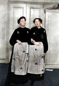 Emmeline und Christabel Pankhurst, englische Suffragetten, in Gefängniskleidung, 1908 von Unbekannt