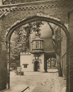 Eingangshof und Torhaus der Charterhouse, c1935 von Unbekannt