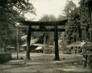 Eingang zu einem Shinto-Tempel im Nikko-Distrikt von Japan, 1936 von Unbekannt