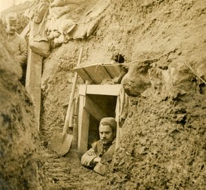 Eingang zu einem Unterstand, um 1914-1918