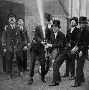 Etons Amateur-Feuerwehrleute üben einen Schlauchbohrer, Berkshire, um 1922 von Unbekannt