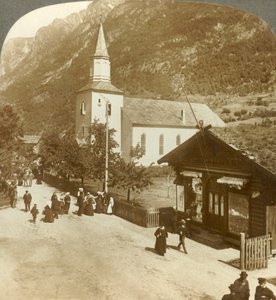 Familien und Nachbarn an einem Sommer-Sonntagmorgen in der Dorfkirche, Odde, Norwegen, um 1905 von Unbekannt