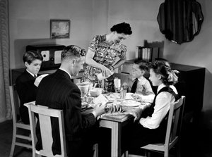 Familie beim Frühstück, um 1948 von Unbekannt