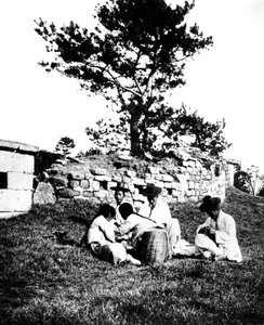 Familie genießt ein Picknick, Korea, 1900