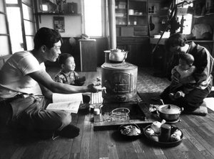 Familie entspannt sich in ihrem Wohnzimmer, Region Hokkaido, Japan, 1963 von Unbekannt