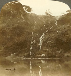 Bauernhäuser von Yri am Fuße des Berges - Yri fällt auf den Gletscher, Norwegen, um 1905 von Unbekannt