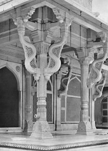 Fatehpur Sikri. Säulen vor dem Grab von Sheik Salem Christi, um 1910 von Unbekannt
